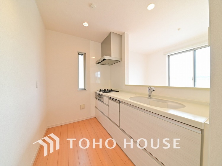 キッチン 家事をしながら家族との会話も弾む人気の対面キッチンを採用