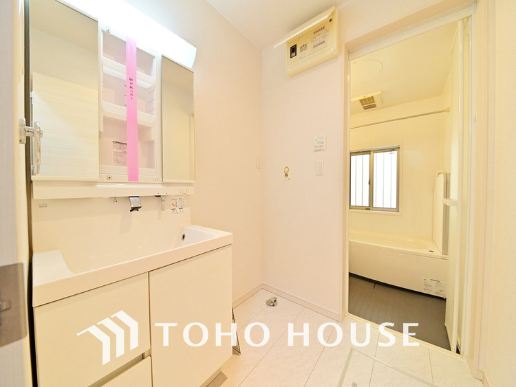 洗面 収納豊富で使い勝手の良い3面鏡仕様の洗面化粧台