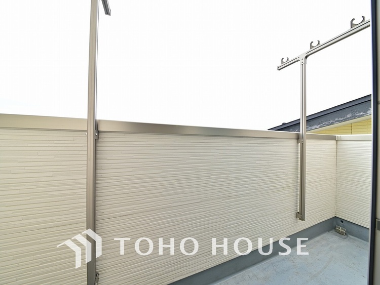 バルコニー 日当たりの良いバルコニーで晴れの日の洗濯物も楽しみになりますね