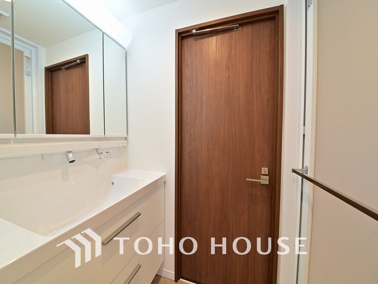 洗面 新規設置の洗面化粧台。収納豊富で使い勝手の良い3面鏡です