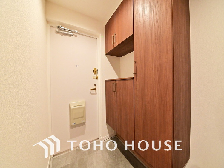 玄関 飾り過ぎないシンプルな内装の玄関