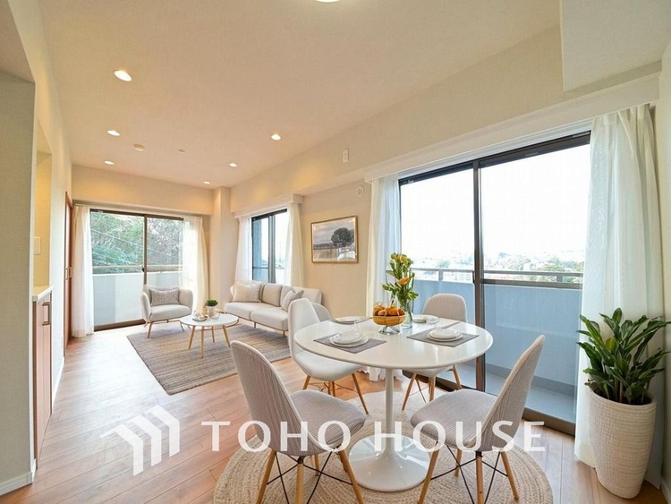 内装 明るいLDKは自然と家族が集まるコミュニケーションの場所に（家具は全てCGです）