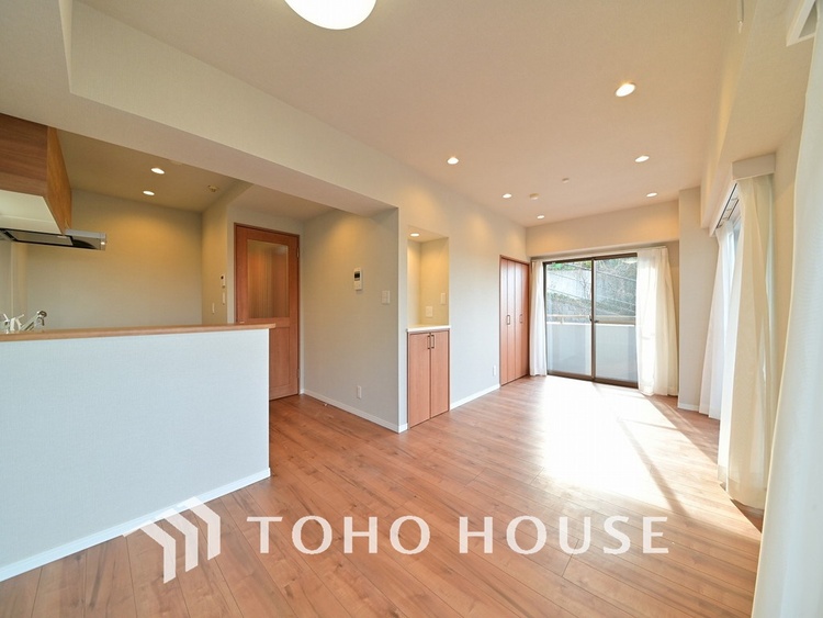 内装 広がりのある住空間、家族が集まるリビング・ダイニング