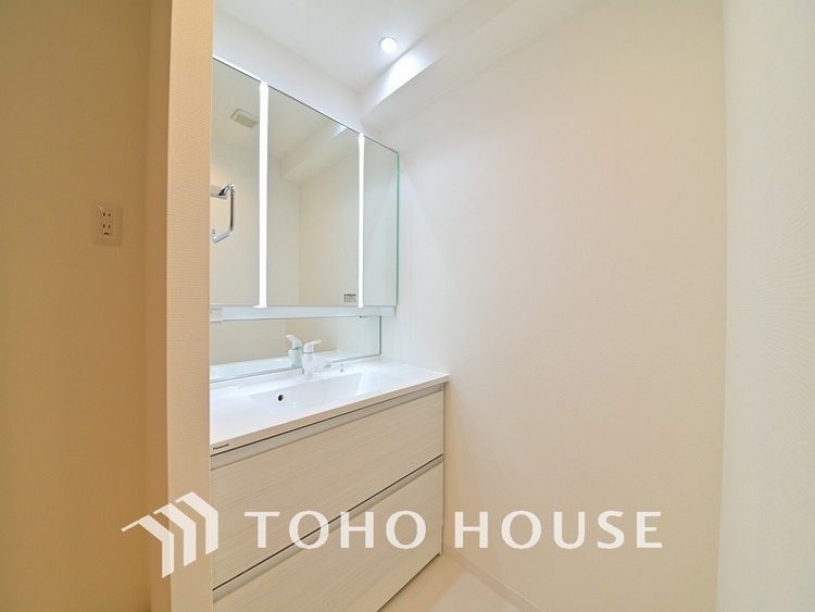 洗面 新規設置の洗面化粧台。収納豊富で使い勝手の良い3面鏡です