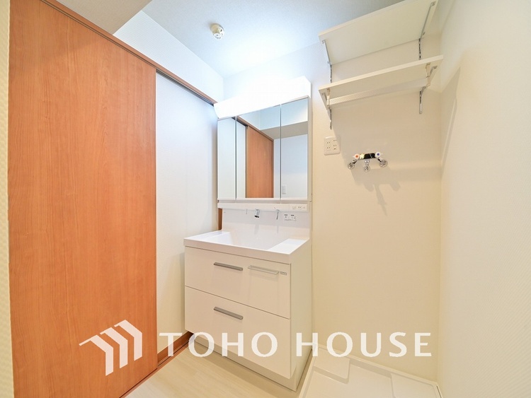 洗面 新規設置の洗面化粧台。収納豊富で使い勝手の良い3面鏡です