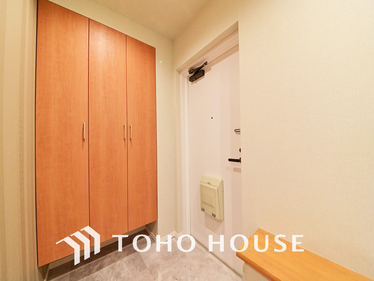 玄関 飾り過ぎないシンプルな内装の玄関