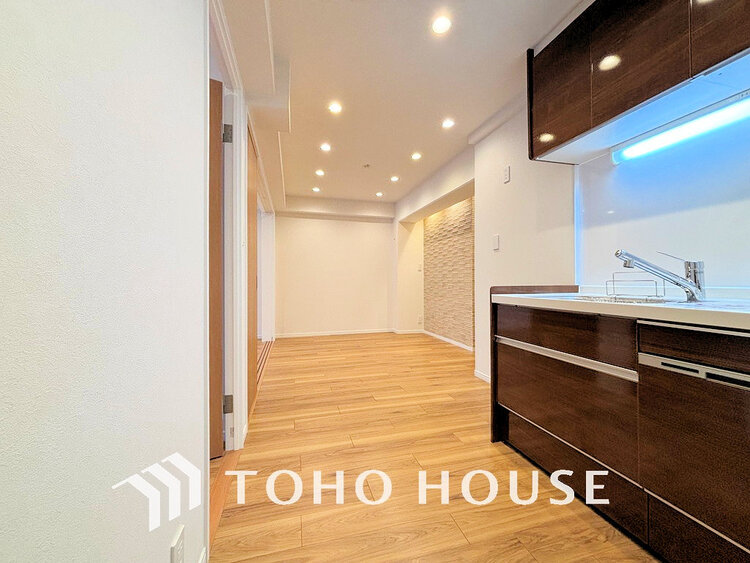 キッチン 落ち着いたカラーのキッチンは清潔感と気品が溢れています