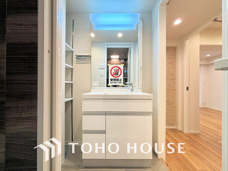 洗面 新規設置の洗面化粧台。収納豊富で使い勝手の良い3面鏡です