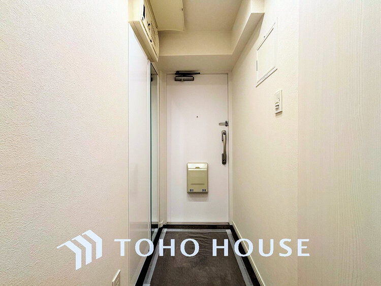 玄関 飾り過ぎないシンプルな内装の玄関