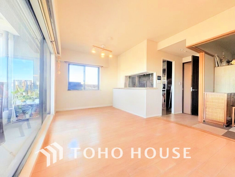 内装 明るいLDKは自然と家族が集まるコミュニケーションの場所に(現地には家具があります)