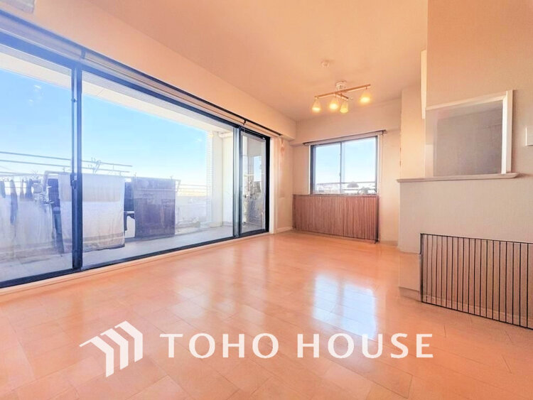 内装 ゆったりとくつろげる上質なリビングダイニング(現地には家具があります)