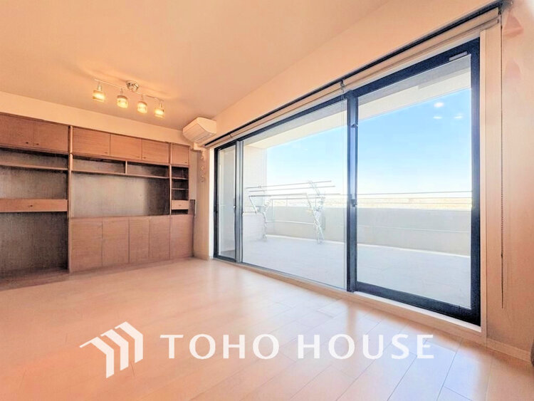 内装 広がりのある住空間、家族が集まるリビング(現地には家具があります)