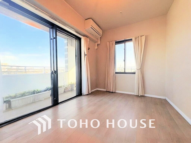 内装 採光もある洋室は、くつろぎのひと時を過ごすのにぴったり(現地には家具があります)