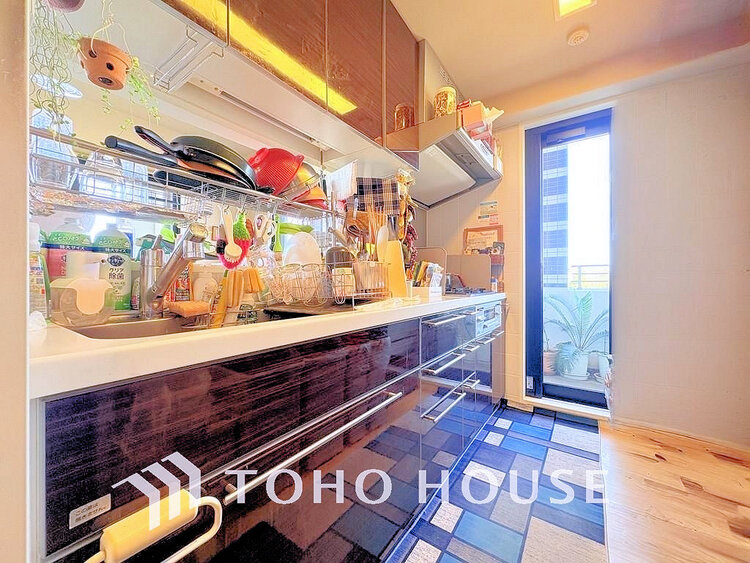 キッチン デザインと機能性を兼ね備えたシステムキッチン(現地には家具があります)