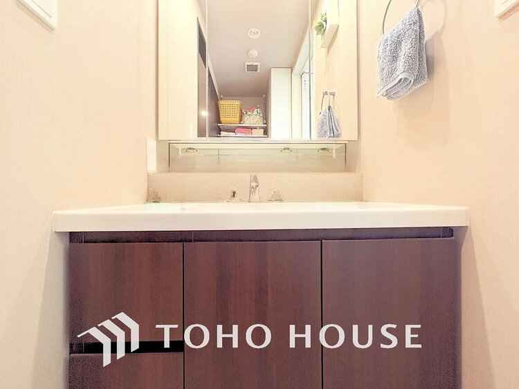 洗面 大きな洗面鏡付き、朝の身支度も楽しくなりますね(現地には家具があります)