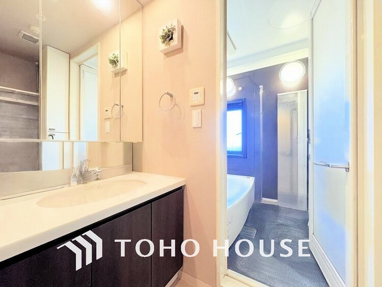 洗面 清潔感のある脱衣場(現地には家具があります)