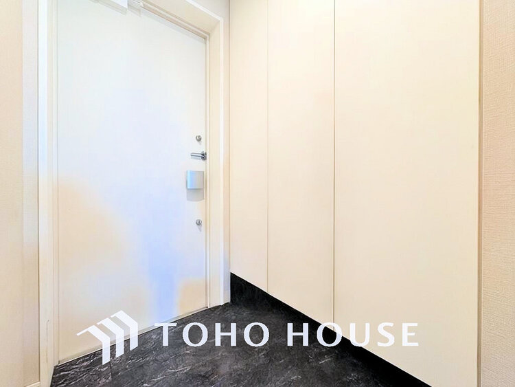 玄関 落ち着いた雰囲気の玄関、家族の帰りを暖かく迎えてくれます(現地には家具があります)