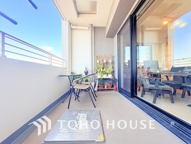 バルコニー 日当たりの良いバルコニーで晴れの日の洗濯物も楽しみになりますね