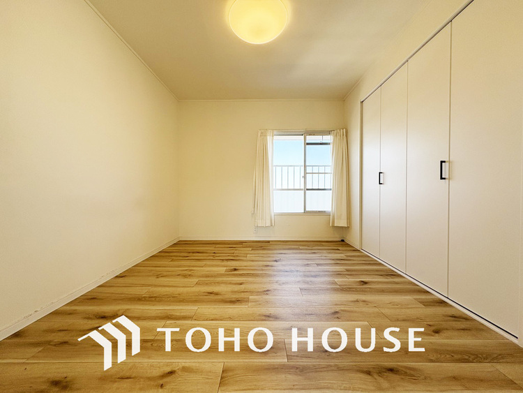 内装 採光もある洋室は、くつろぎのひと時を過ごすのにぴったり