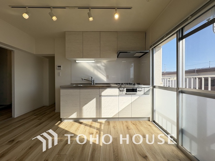 キッチン ホワイト調の清潔感のあるシステムキッチン