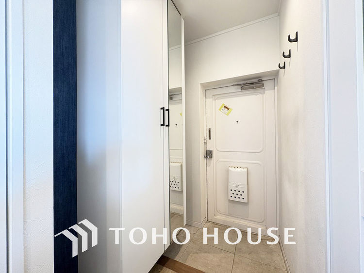 玄関 飾り過ぎないシンプルな内装の玄関