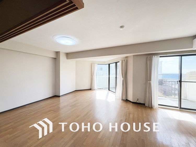 内装 広がりのある住空間、家族が集まるリビング・ダイニング（現地には家具があります）