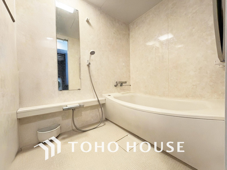 風呂 一日の疲れを癒すバスルームは、心地よいリラックスを叶える清潔感溢れる空間（現地には小物があります）