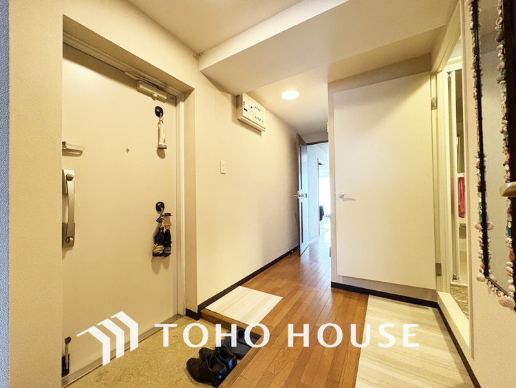 玄関 飾り過ぎないシンプルな内装の玄関