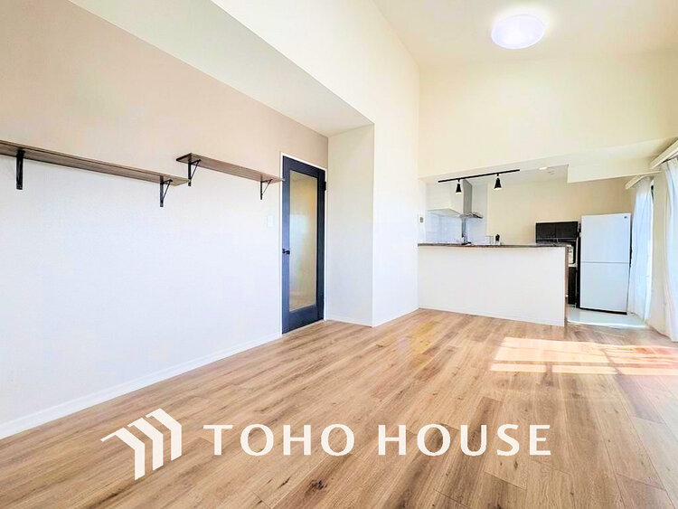 内装 広がりのある住空間、家族が集まるリビング・ダイニング(現地には家具があります)