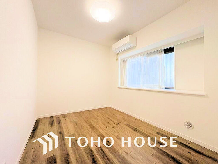 内装 採光もある洋室は、くつろぎのひと時を過ごすのにぴったり(現地には家具があります)