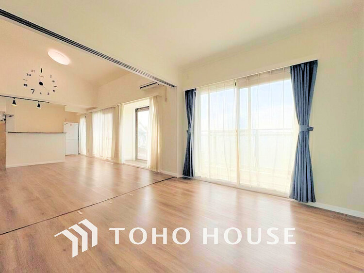 内装 シンプルですっきりとした室内は飽きのこない居心地の良い雰囲気(現地には家具があります)