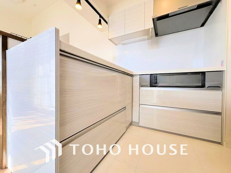 キッチン シンプルな部屋の雰囲気に溶け合うナチュラルキッチン(現地には家具があります)