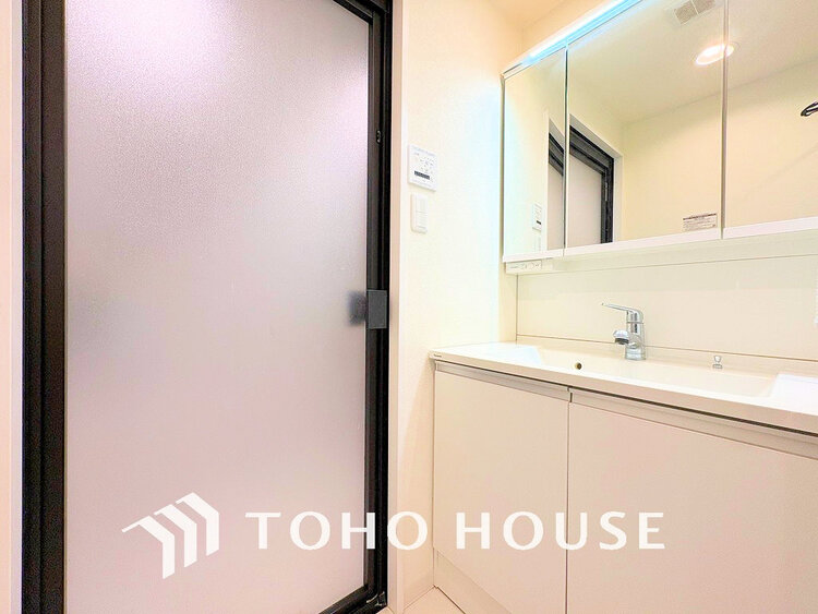 洗面 白を基調とした清潔感のある洗面室で朝の身支度を