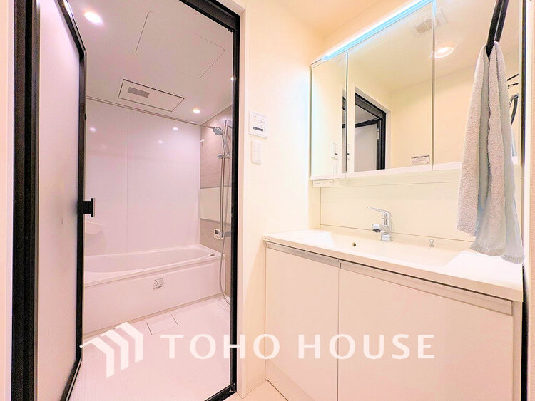 洗面 落ち着きのある色合いでまとめられた洗面室