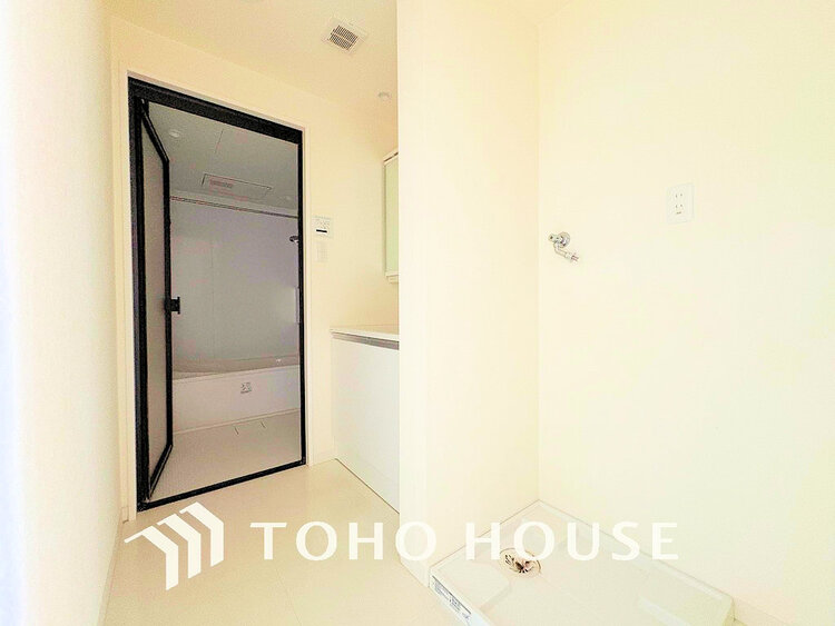 洗面 落ち着きのある色合いでまとめられた洗面室