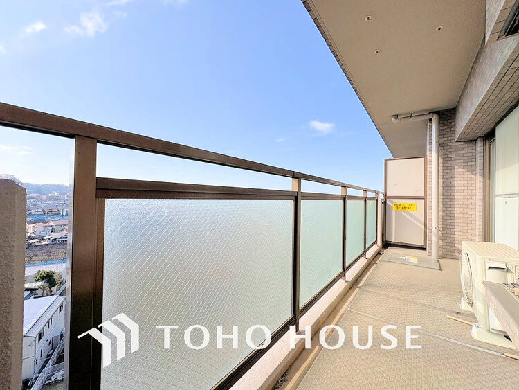 バルコニー 日当たりの良いバルコニーで晴れの日の洗濯物も楽しみになりますね