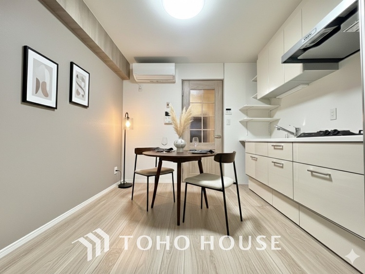 内装 ＊配置してある家具や小物はCGによるイメージ画像です。忙しい朝でも、しっかり家族が揃って食事をして頂けるゆとりある大きさのダイニングスペース。リビングと和室の続き間は急な来客時になど使い勝手が良いです