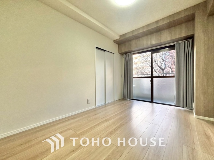 内装 風の通り道。舞い込んでくる風が優しく躍り、室内に爽やかな空気を運んでくる。そこに季節の息吹を感じて、いまがどんな季節なのかを実感する。