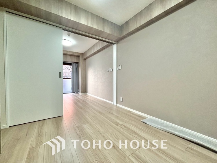 内装 ◆サンサンと◆差し込む太陽の光がこのリビングに笑いをもたらす。ソファの上のクッションがポカポカした暖気にぬくぬくと微睡んでいる。