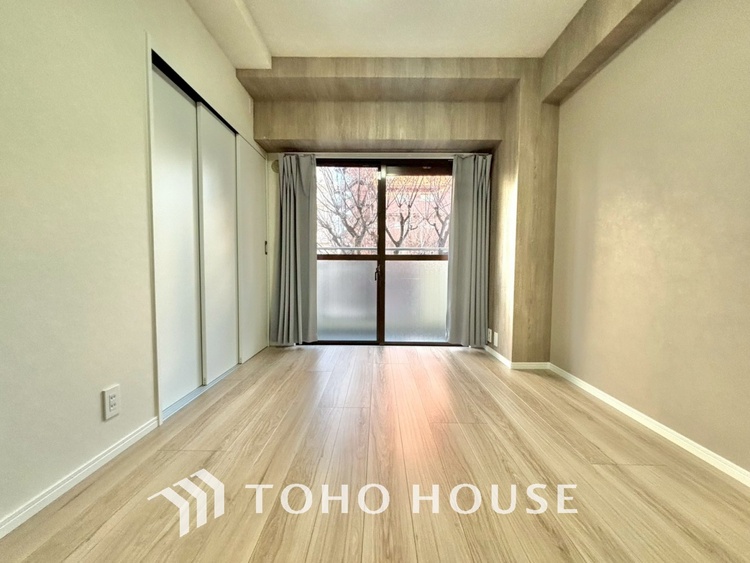 内装 使いやすく、明るい洋室に仕上がります。子供部屋や趣味のお部屋にご利用できます。ご自身で家具などを配置し、素敵な空間を創り上げられます。