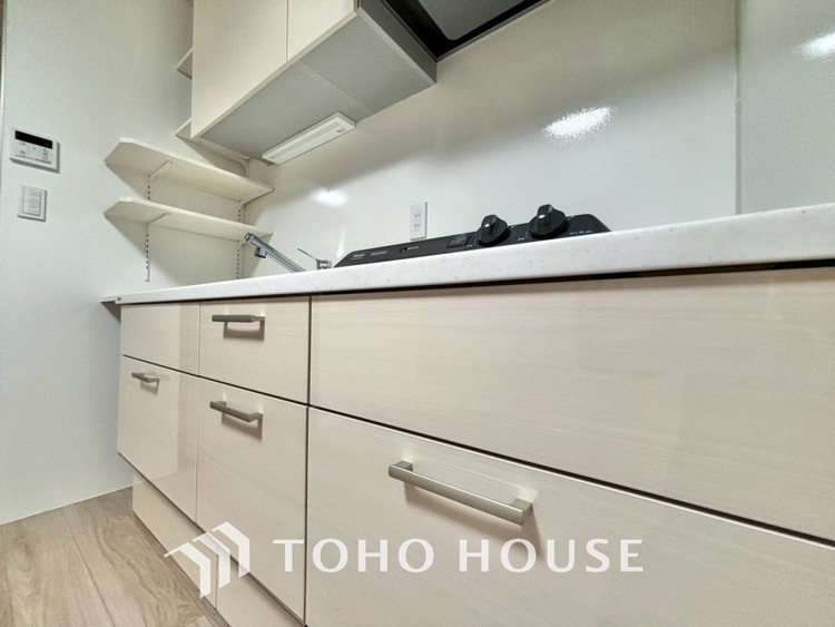 キッチン 手元の収納から、足元の収納までが全てスライド式で、奥のスペースまで有効に活用できます。奥まで上から見渡せるので、たまにしか使わない調理器具もサッと取出せます。