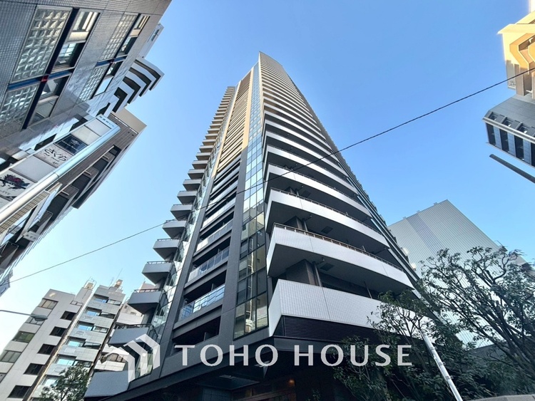 外観 【living】居心地のいい暮らしには欠かせない眩い採光。ゆったりとした幅の窓からこの空間に降り注ぐ採光が絶えない。明るいリビングこそ居心地のいい暮らしが待っているのだと思う。