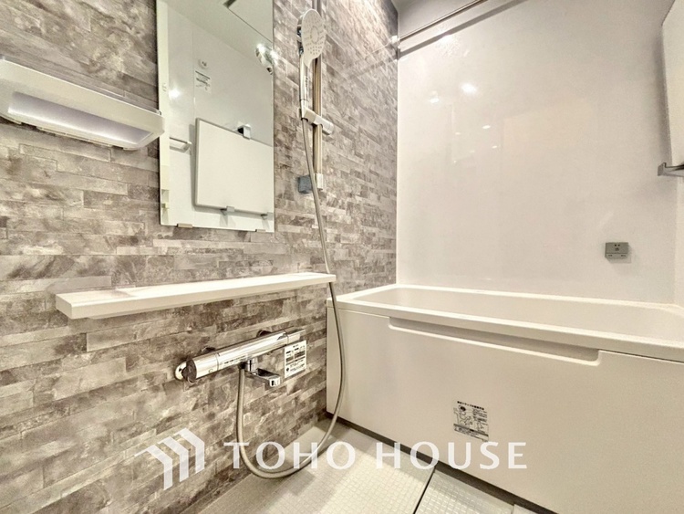 風呂 【浴室】《一日の疲れを落としてくれる場所は、落ち着く場所でなければならない》　高級感溢れるカラーと大きさ・柔らかな曲線で構成された半身浴も楽しめるバスタブが心地よさをもたらします。