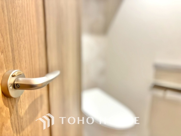 トイレ 清潔感あるホワイト調のクロスと温もり溢れるモダンカラーの床材が見事に調和した本邸宅は、毎日の生活を少しでも快適に過ごして頂ける様に落ち着いた雰囲気作りから行っています。