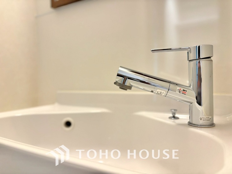 洗面 気持ちの良い朝をつくりだし、夕方には笑顔を取り戻させてくれるミラー。パウダールームはいつでも本来の自分を取り戻せる空間。明るく仕上げてあります。