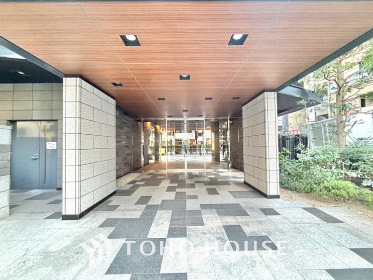 エントランス 叶えたかったのは落ち着きのあるナチュラルな風合い、そして開放感があるリビング。優雅な気分に浸れる幸せな時間を家族が自然と集まりたくなるこの空間で。