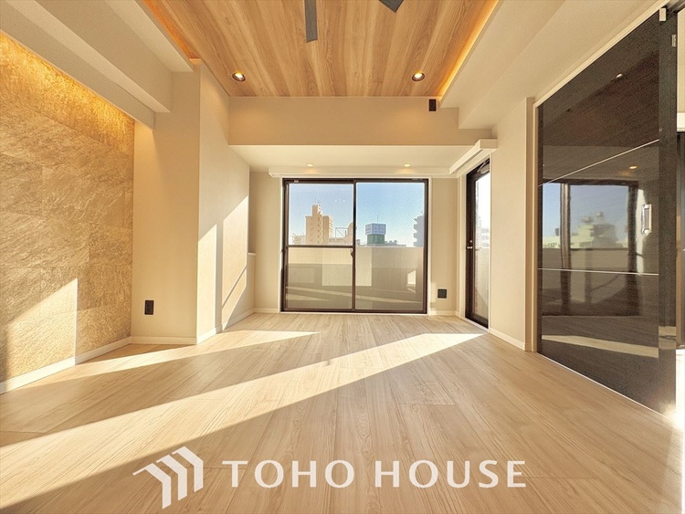 内装 高級感あふれる大きなリビングは、落ち着きと安心感を兼ね備えた優雅な空間。ご家族の暮らしに豊かさを添えます。