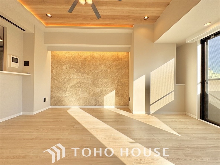 内装 堂々とした広さを誇るリビングは、優雅な開放感と安心感を兼ね備えた上質な空間。ご家族の時間を一層贅沢に演出します。