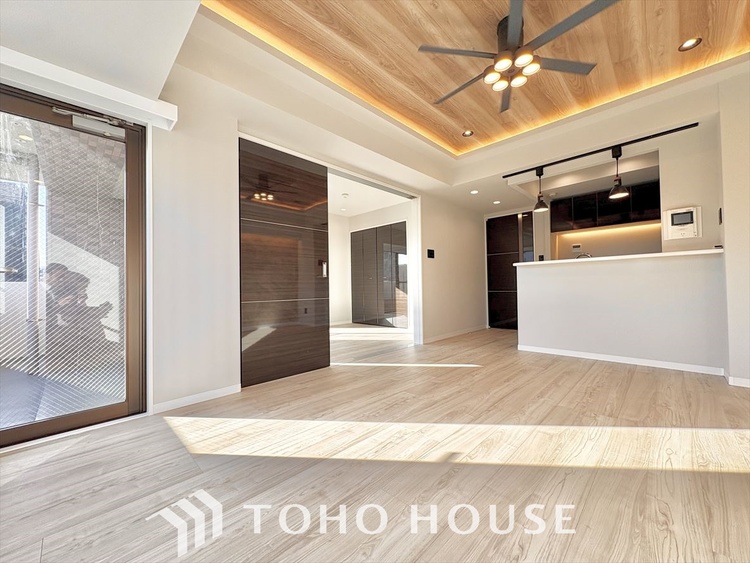 内装 大きく開放的なリビングは、家族が自然と集まり、安心して過ごせる憩いの場所。ゆとりある空間が暮らしに心地よさを届けます。