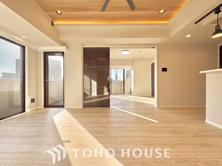 内装 大きくゆとりのあるリビングは、安心感と開放感を兼ね備えた住まいの中心。家族みんなが心から寛げる時間をお届けします。